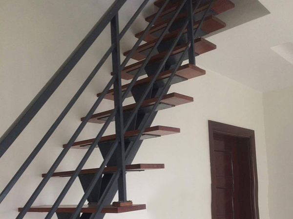 Cầu thang sắt cho phòng trọ
